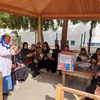 Lise öğrencileri depremzede çocuklar için ördü
