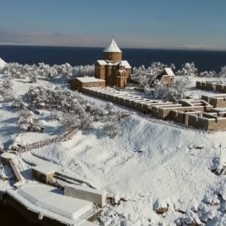 Van’daki Akdamar adası, beyaz örtüsüyle dikkatleri üzerine çekiyor