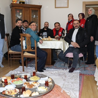 Yaşlıları ziyaret eden gençler, kahvaltı hazırlayıp temizlik yapıyor