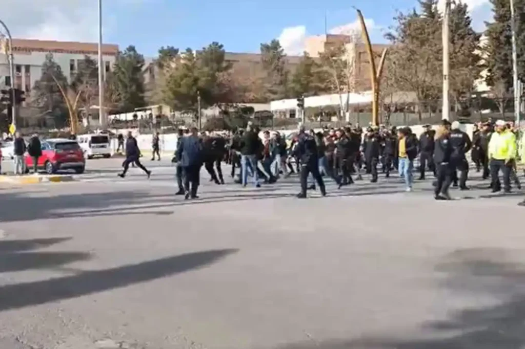 Mardin’de  Adliye önünde silahlı ve bıçaklı kavga: 2’si ağır 10 yaralı