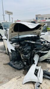 Nusaybin’de kontrolden çıkan otomobil direğe çarptı: 1 yaralı