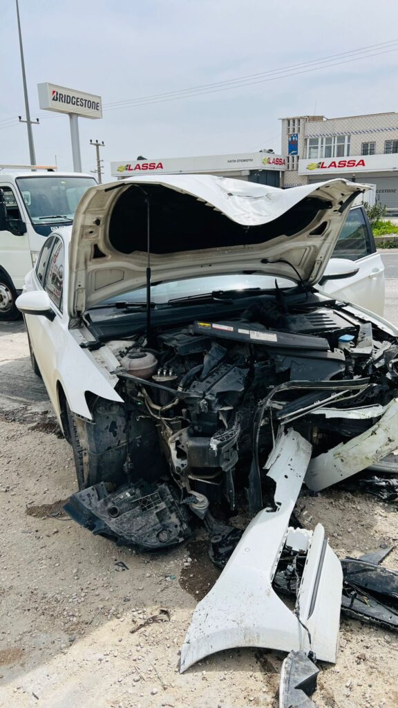 Nusaybin’de kontrolden çıkan otomobil direğe çarptı: 1 yaralı