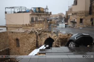 Mardin’de aşırı yağış sonrası yol çöktü: 2 araç hasar gördü