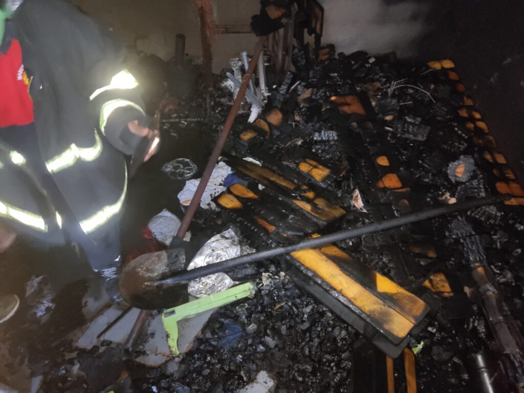 Nusaybin’de bir evin daminda yangın çıktı