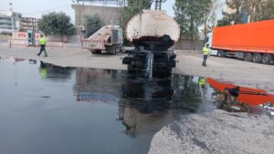 Nusaybin’de bir tanker kazası meydana geldi ve 26 ton ham petrol yere dökülerek logar giderine aktı.