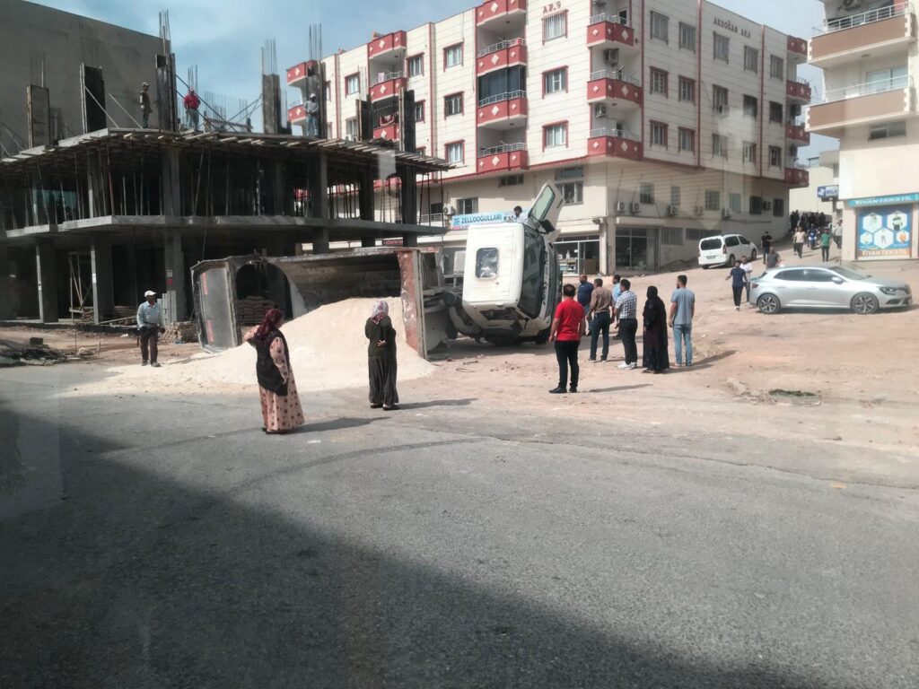 Nusaybin’de kum yüklü boşaltan kamyon devrildi; 1 hafif yaralı