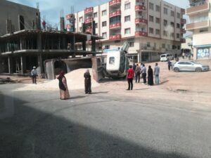Nusaybin’de kum yüklü boşaltan kamyon devrildi; 1 hafif yaralı