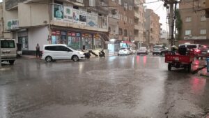 Nusaybin’de Gök Gürültülü Sağanak Yağış Hayatı Olumsuz Etkiledi