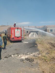 Nusaybin’de çıkan yangına itfaiye ve köylülerin müdahalesiyle  buğday tarlalarına sıçramadan söndürüldü