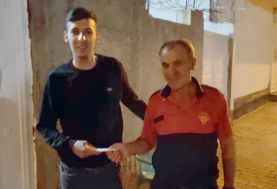 Nusaybin’de Kuryeden Örnek Davranış: Bulduğu 6 Bin Lirayı Sahibine Teslim Etti