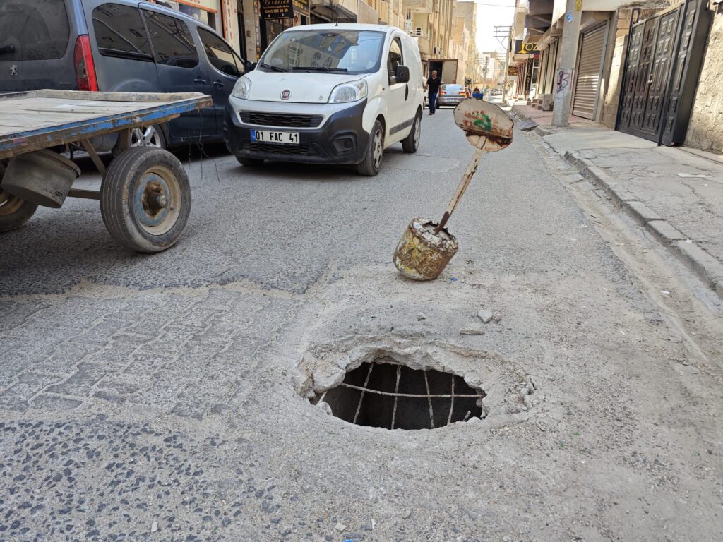 Nusaybin’de Yol Ortasında Açılan Çukur İki Aydır Tehlike Saçıyor