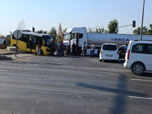 Nusaybin’de akaryakıt tankeri ile minibüs çarpıştı: 1 yaralı