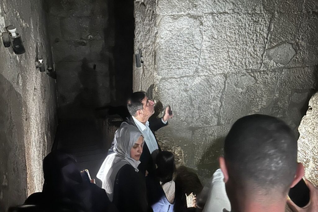 HÜDA PAR Milletvekili Ramanlı, Dara’yı telefon ışığıyla gezmek zorunda kaldı
