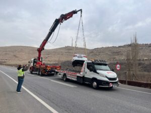 Nusaybin’de otomobil uçuruma yuvarlandı: 1 yaralı