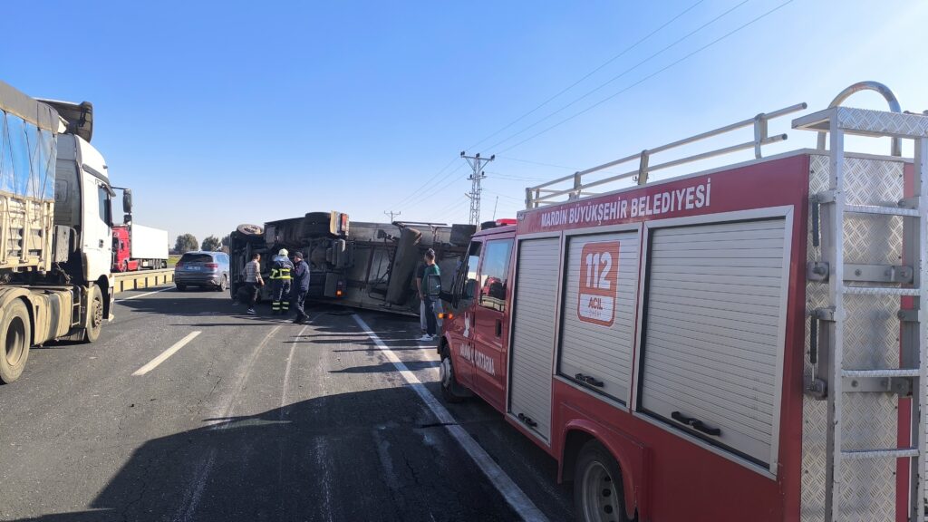 Nusaybin’de peynir yüklü TIR devrildi: 1 yaralı