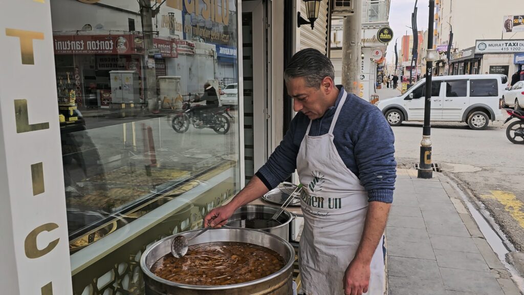 Nusaybin’de Elektrik Kesintileri Esnafı ve Vatandaşı Mağdur Ediyor