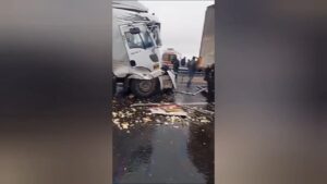Nusaybin’de demir boru yüklü TIR, önündeki TIR’a çarptı: 1 yaralı