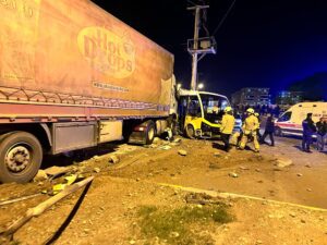 Nusaybin’de TIR ile şehir içi minibüs çarpıştı: 4 yaralı