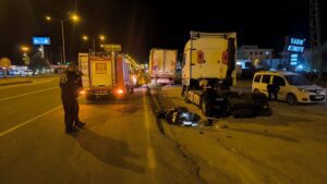 Nusaybin’de motosiklet park halindeki TIR’a çarptı: 2 ağır yaralı