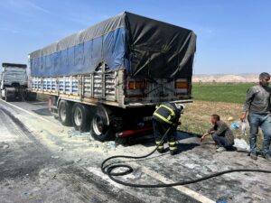 Nusaybin’de seyir halindeki TIR’ın lastiği alev aldı