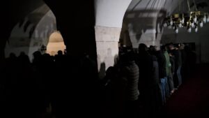 Nusaybin’de Ramazanın İlk Teravih Namazı Elektrik Kesintisi Nedeniyle Karanlıkta Kılındı