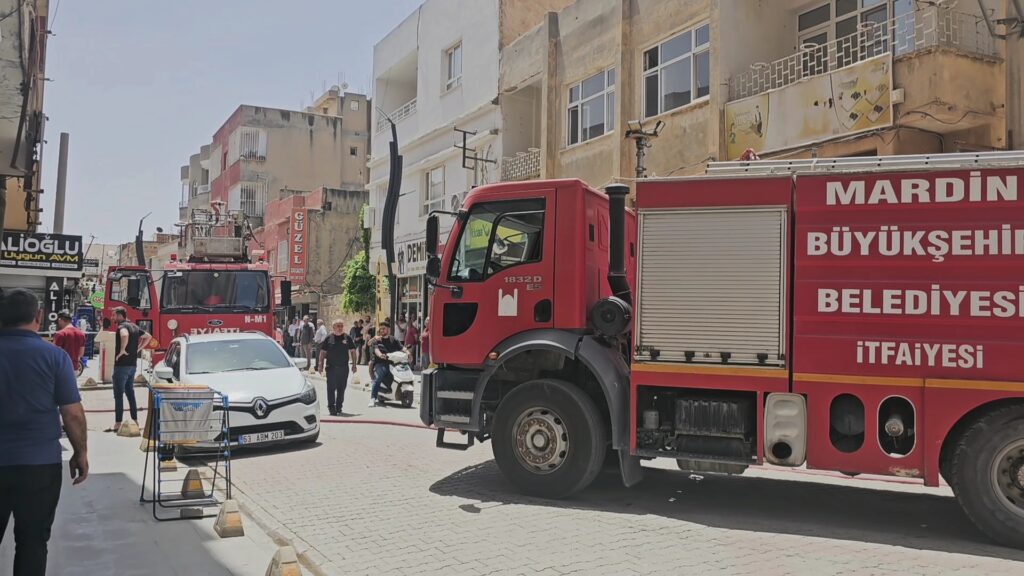 Nusaybin’de apartman damında yangın paniğe yol açtı