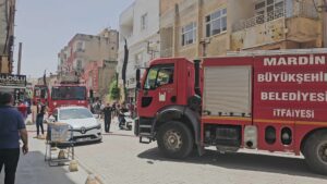 Nusaybin’de apartman damında yangın paniğe yol açtı