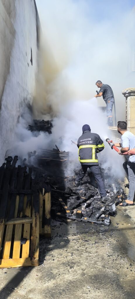 Nusaybin’de palet yangını eve sıçradı