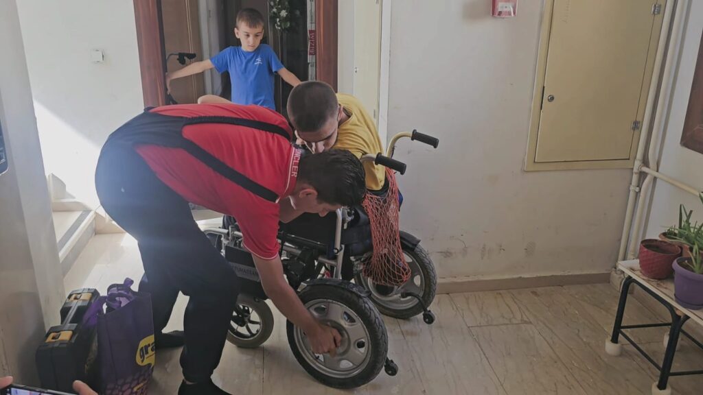 Nusaybinli Hayırsever Avcı, Engellilerin Akülü Sandalyelerini Ücretsiz Tamir Ediyor