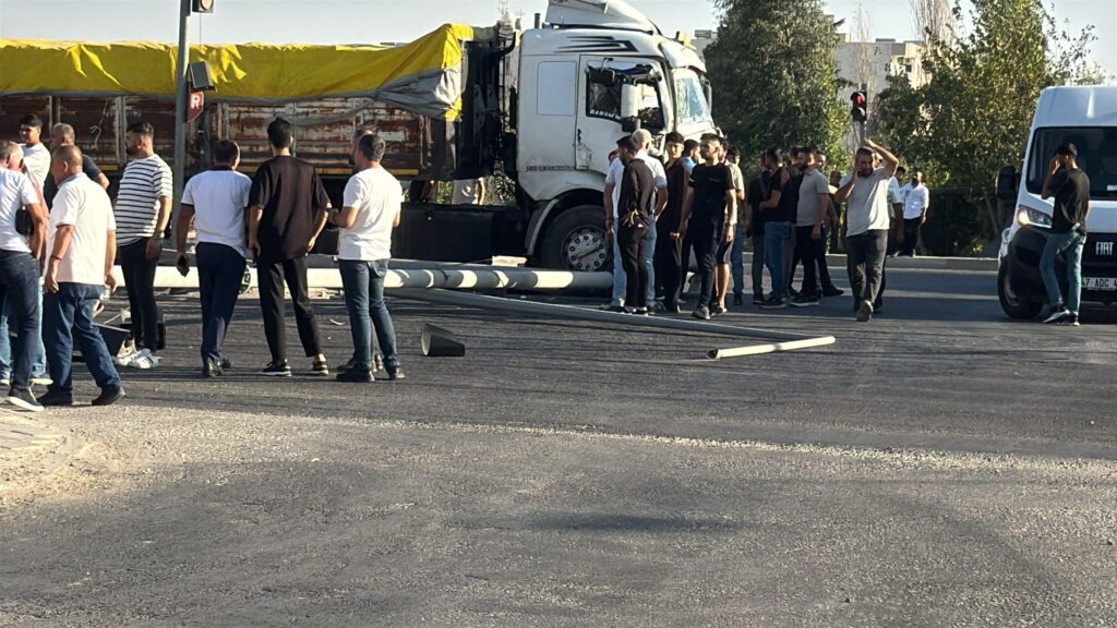 Nusaybin’de Tır Trafik Işıklarına Çarptı: Yol Trafiğe Kapandı