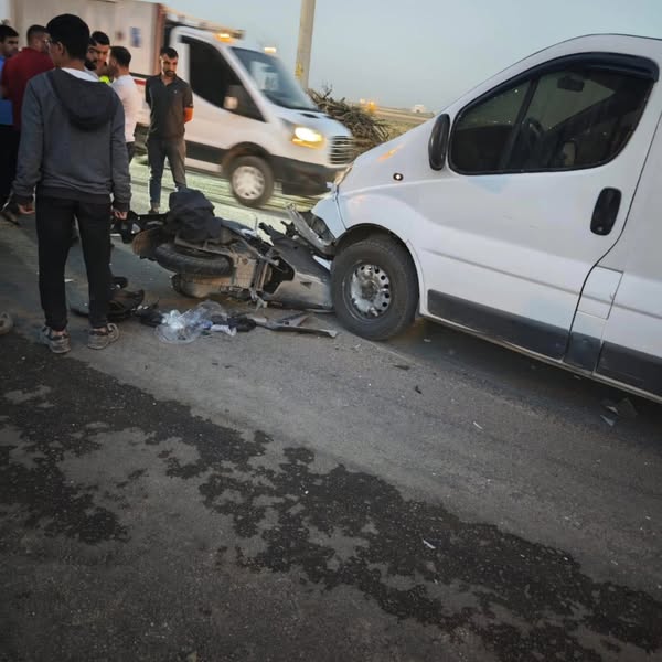 Nusaybin’de motosiklet ile hafif ticari araç çarpıştı: 1’i ağır, 2 yaralı