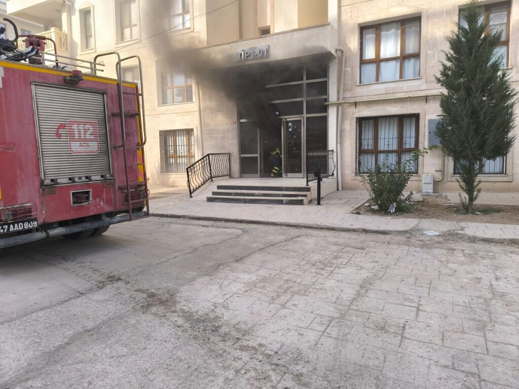 Nusaybin’de apartman girişindeki elektrik panosunda yangın paniği