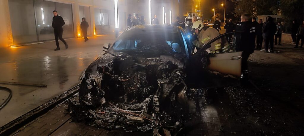 Nusaybin’de park halindeki otomobil yandı