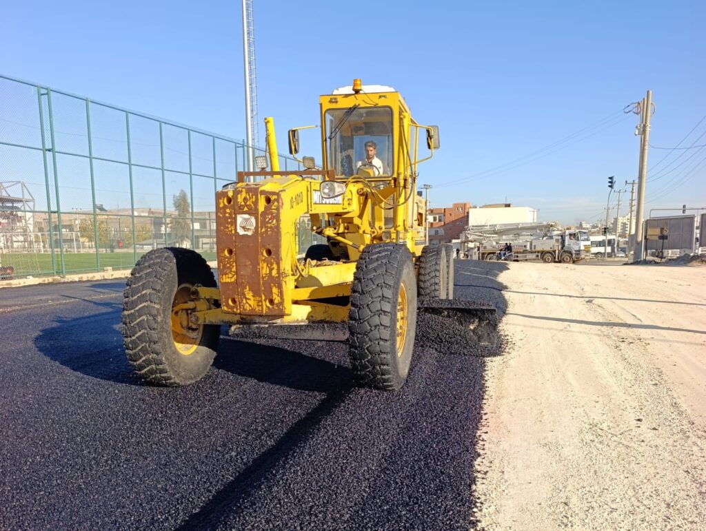 Nusaybin İlçe Stadyumu çevresinde sıcak asfalt çalışması yapıldı