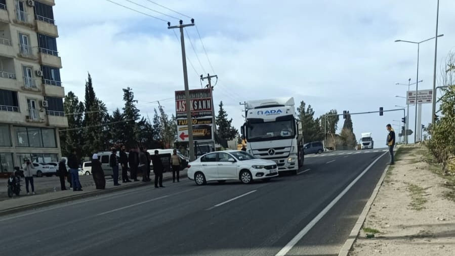 Nusaybin’de TIR, trafik ışıklarında otomobile çarptı