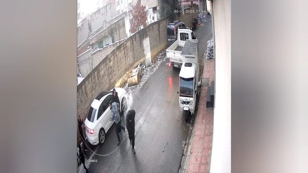 Nusaybin’de kopan elektrik teli gencin üzerine düştü: O anlar kamerada