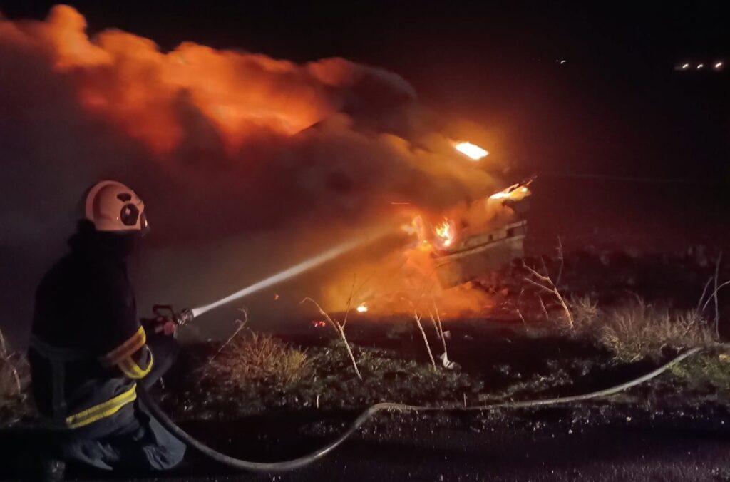 Nusaybin’de seyir halindeki TIR alev aldı, demir yığınına döndü