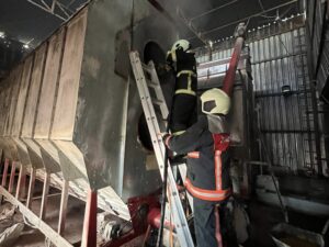 Artuklu’da mısır kurutma fabrikasında yangın paniği
