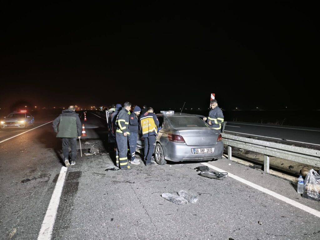Nusaybin’de otomobil bariyerlere çarptı: 1’i ağır 3 yaralı
