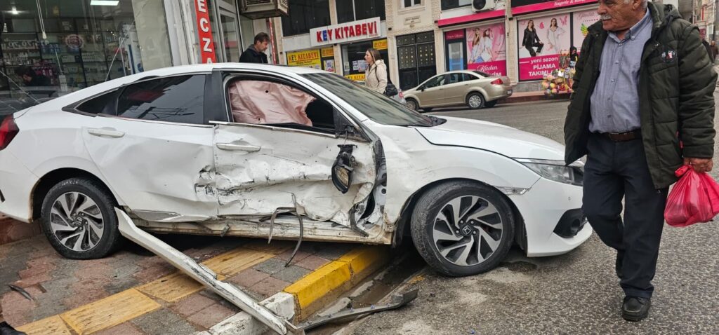 Nusaybin’de iki otomobil çarpıştı: 2 yaralı