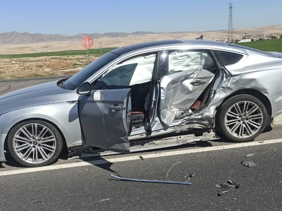 Nusaybin’de iki otomobil çarpıştı: 3 yaralı