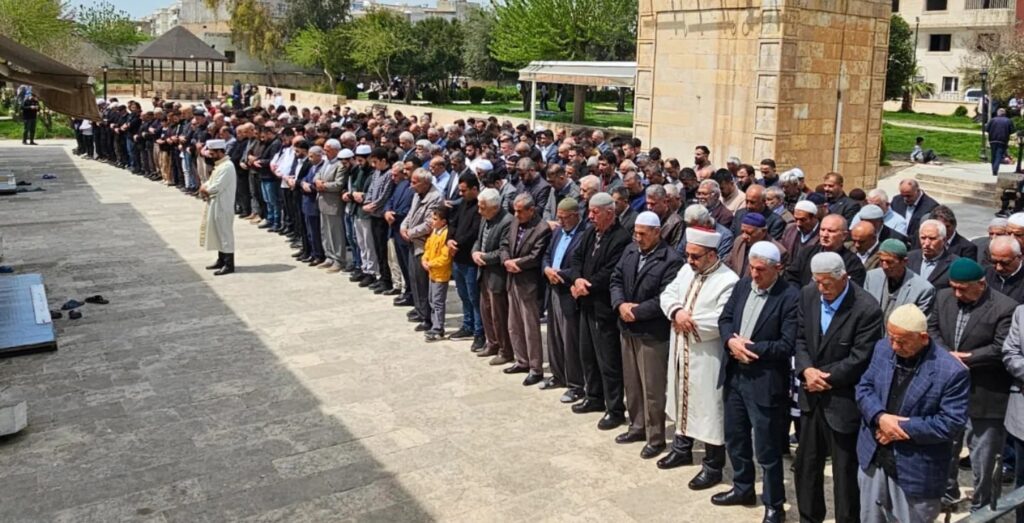 Nusaybin’de hayatını kaybeden öğretmen ve öğrenciler için gıyabi cenaze namazı kılındı