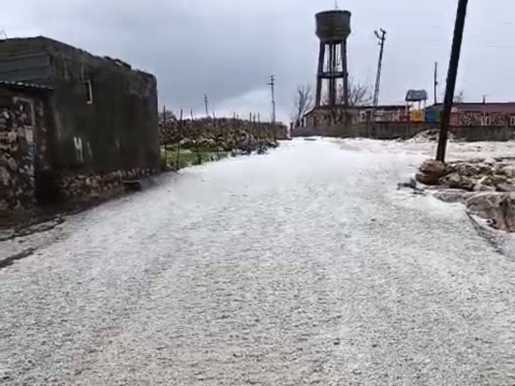 Nusaybin’de dolu yağışı etkili oldu