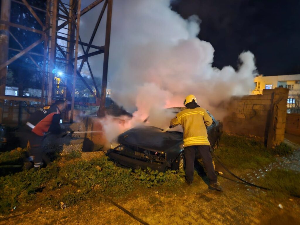 Nusaybin’de park halindeki otomobil yandı