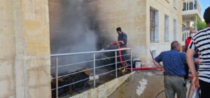 Nusaybin’de odunluk yangını paniğe neden oldu
