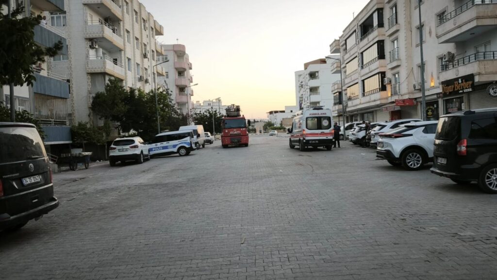 Nusaybin’de ev yangınında mahsur kalan anne ve çocuğu itfaiye kurtardı