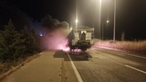 Nusaybin’de Un yüklü TIR seyir halindeyken alev aldı