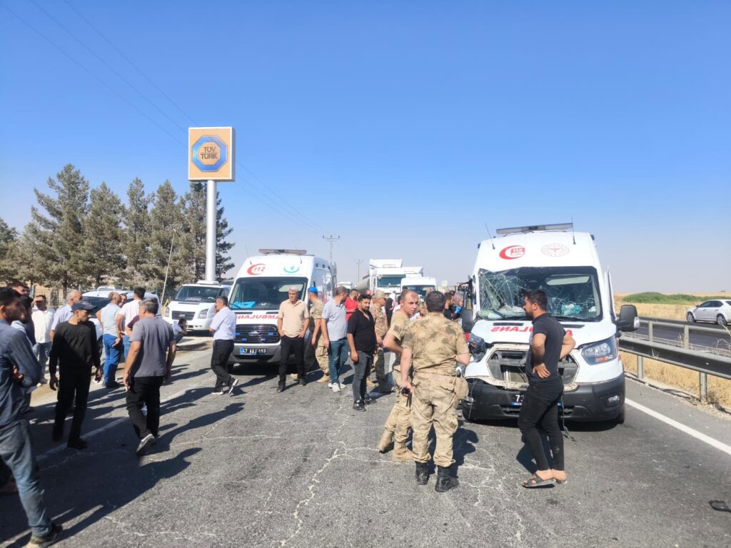 Nusaybin’de hasta taşıyan ambulans zincirleme kazaya karıştı: 3 yaralı