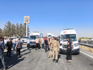 Nusaybin’de hasta taşıyan ambulans zincirleme kazaya karıştı: 3 yaralı