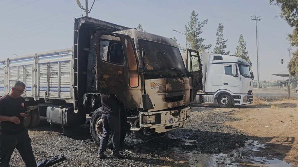 Nusaybin’de park halindeki kamyon yandı